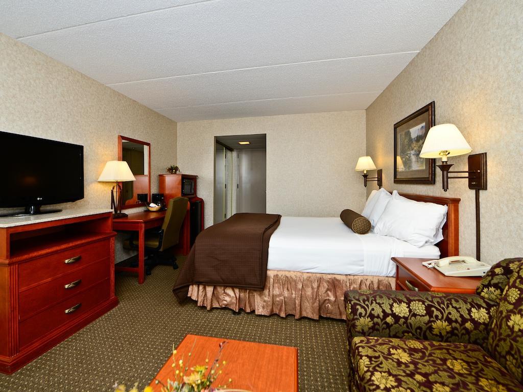 รามาดา โฮเต็ล แอนด์ คอนเฟอเรนซ์ เซ็นเตอร์ บาย วินด์แฮม พลีมัธ Hotel ภายนอก รูปภาพ