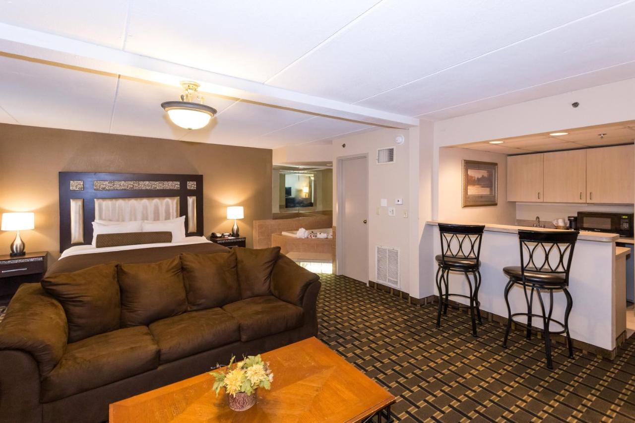 รามาดา โฮเต็ล แอนด์ คอนเฟอเรนซ์ เซ็นเตอร์ บาย วินด์แฮม พลีมัธ Hotel ภายนอก รูปภาพ