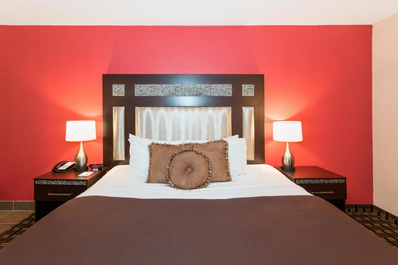 รามาดา โฮเต็ล แอนด์ คอนเฟอเรนซ์ เซ็นเตอร์ บาย วินด์แฮม พลีมัธ Hotel ภายนอก รูปภาพ